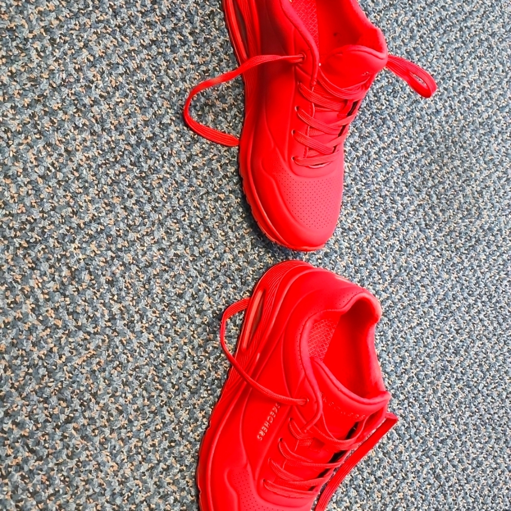 Red size 8 Sketchers leather sneakers